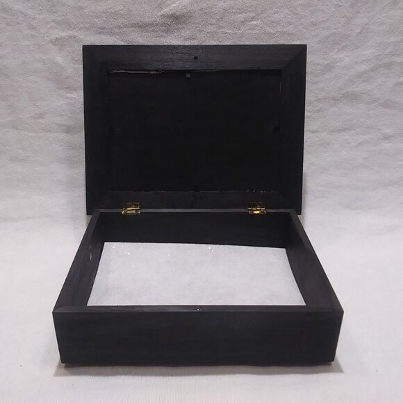 Limited Edition Dancing Skeletons Box - Picture 2 of 3